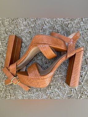 Platform sandals with block heel and snakeskin print in caramel W-6